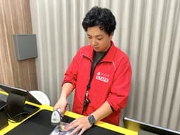 買取ブースで接客するスタッフ