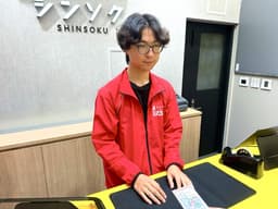 店舗でPC作業をするスタッフ
