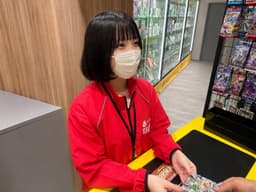 カウンターで接客するスタッフ