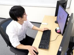 事務所でPC作業をするスタッフ