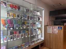 秋葉原本店の商品棚