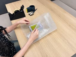 商品の梱包作業をするスタッフ