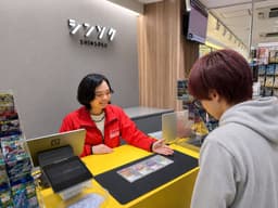 ショーケースで接客するスタッフ